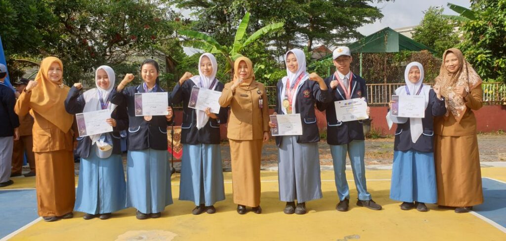 Launching Buku Siswa dan Guru Warnai Upacara SMAN 8 Malang